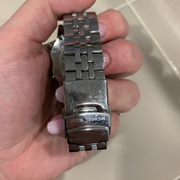 Michael Kors 5020 - Picture 2 of 3